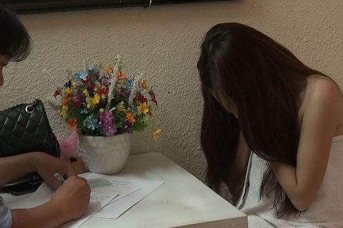 'Hot girl' đi... môi giới và bán dâm