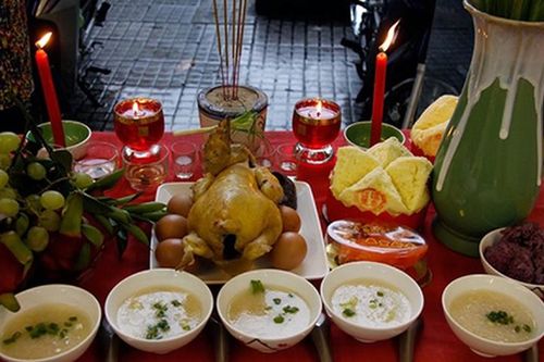 Đặt gà cúng thế nào để 'rước tài lộc' vào nhà năm mới?
