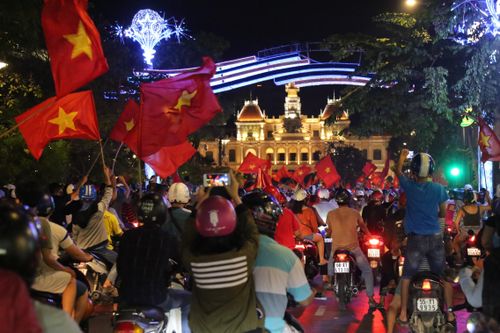 Phố đi bộ Nguyễn Huệ náo loạn vì CĐV ăn mừng U23 Việt Nam