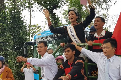 Xe công nông chở Hoa hậu hoàn vũ H'Hen Niê gặp sự cố trên đường về buôn