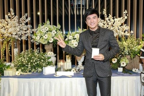 Đan Trường hát 'chim trắng mồ côi' cùng 6 fan nữ