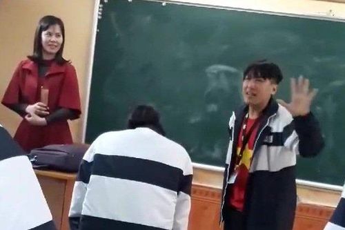 Clip cả lớp xin cô giáo cho nghỉ học, cổ vũ U23 VN khiến dân mạng tranh cãi