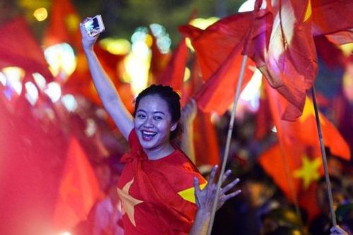 Mẹo làm dịu cơn đau rát họng sau đêm cổ vũ bóng đá