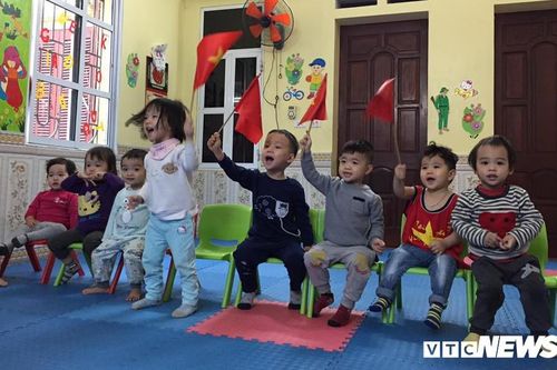 Đáng yêu hình ảnh cô trò lớp mầm non cuồng nhiệt cổ vũ U23 Việt Nam