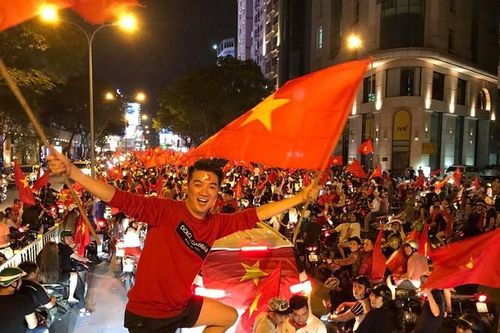 Mr Đàm và Hoàng Bách 'chơi' lớn, hủy sô để cổ vũ bóng đá U23 Việt Nam