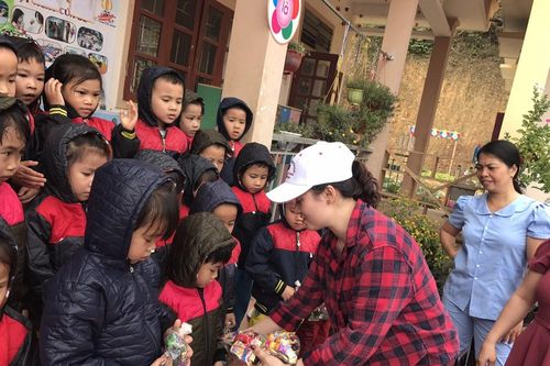 Trao quà tết cho học sinh và người nghèo ở Quỳ Châu, Thái Hòa