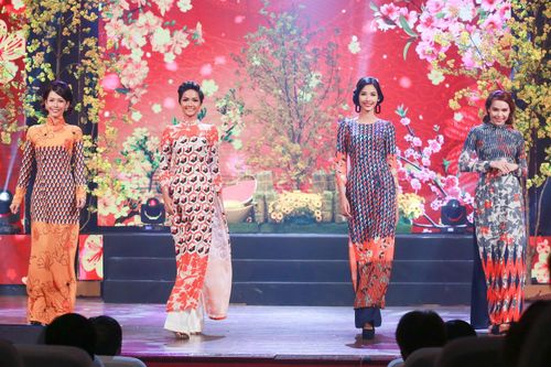 Hoa hậu H'hen Niê 'tái xuất' sàn diễn thời trang sau đăng quang