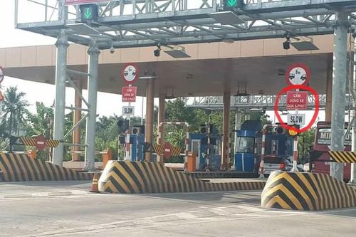 Chính thức cắm biển cấm xe dừng quá 5 phút khi qua trạm BOT