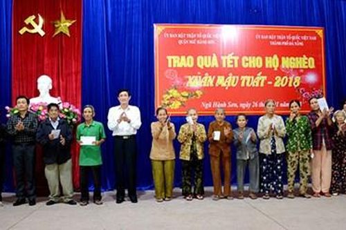 Trao 400 suất quà Tết cho hộ nghèo quận Ngũ Hành Sơn