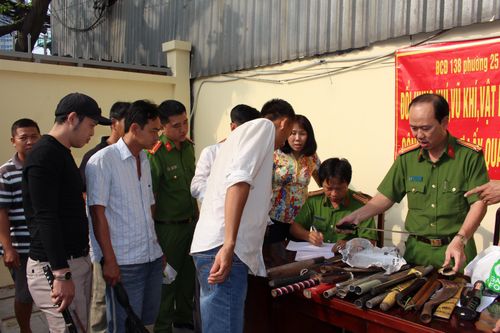 Người dân đổi hung khí nhận quà ở quận Bình Thạnh