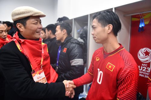 Hai bộ trưởng động viên toàn đội U23 Việt Nam trong phòng thay đồ