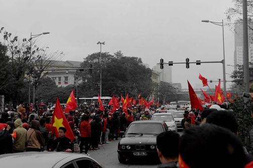 Người dân đội mưa đón đội tuyển U23 Việt Nam tại cầu Nhật Tân