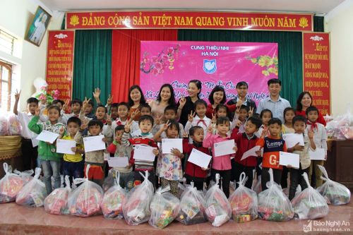 Hàng trăm suất quà gần 100 triệu đồng được trao cho học sinh, hộ nghèo tại Tương Dương