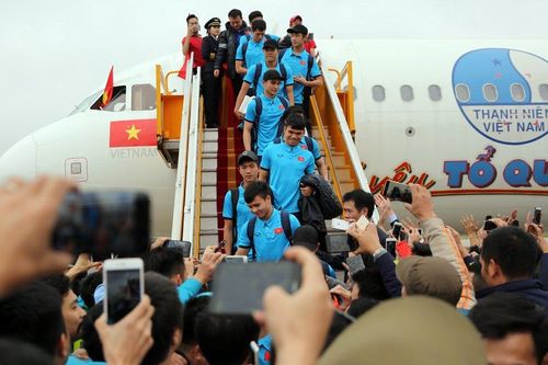 U23 Việt Nam hạ cánh xuống Nội Bài trong vòng tay người hâm mộ