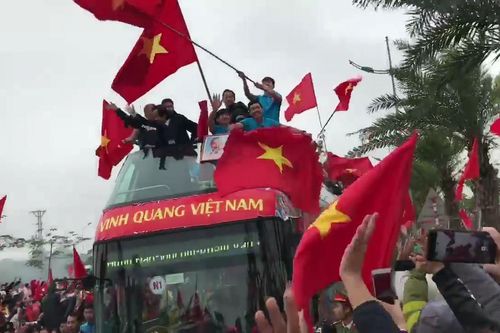 Clip: Xe buýt mui trần chở U23 diễu hành nhích từng mét giữa biển người