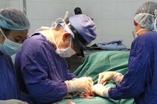 Ngực to như phụ nữ, người đàn ông phải 'cầu cứu' bác sĩ