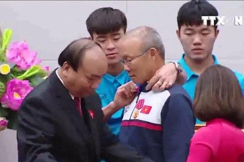 Hành động tình cảm của Duy Mạnh với thầy Park khiến dân mạng thích thú