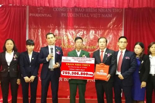 Prudential chi trả hơn 2 tỷ đồng quyền lợi bảo hiểm cho khách hàng tại Hà Nội và Bắc Giang