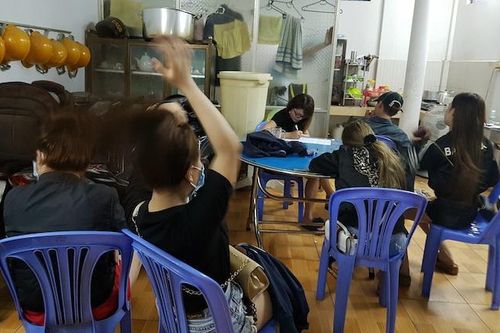 8 cô gái 'bay lắc' trong phòng karaoke ở miền Tây