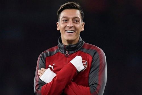 Mesut Ozil ở lại Arsenal, hưởng lương cao chưa từng có