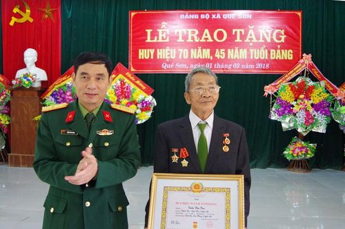 Huyện Quế Phong trao tặng Huy hiệu Đảng cho các đảng viên