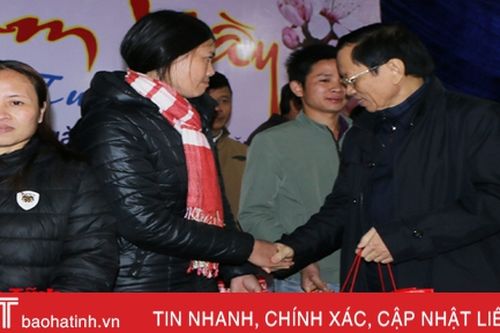 'Tết sum vầy' trao nhiều phần quà ý nghĩa cho lao động nghèo Hương Sơn