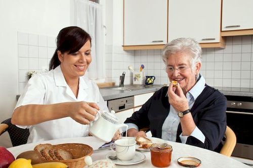 Người giúp việc chạy dài vì mẹ quá khó tính