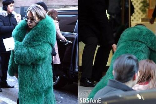 Ca sĩ CL ngã khi khoác áo như chăn lông dự lễ cưới Taeyang (Big Bang)