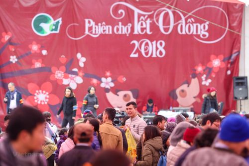 Ấm áp phiên chợ Tết 0 đồng cho người nghèo ở Hà Nội