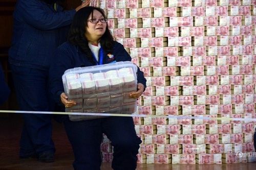 Nhân viên Trung Quốc khệ nệ bê tiền thưởng Tết, hai tay ôm mà vẫn thấy nặng