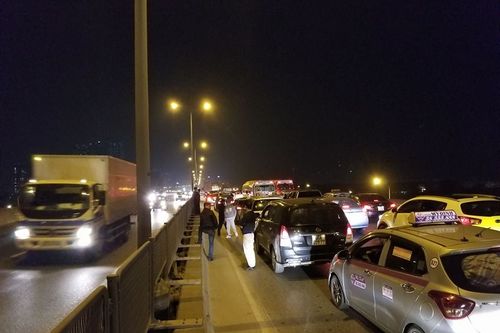 Đường vành đai 3 tê liệt từ chiều đến đêm, xe cộ ùn tắc 8km