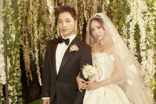 Taeyang (Big Bang) và vợ hạnh phúc khiêu vũ trong tiệc cưới