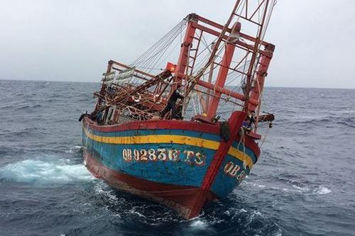 Phát hiện tàu cá không người lái trôi dạt trên vùng biển Nghệ An