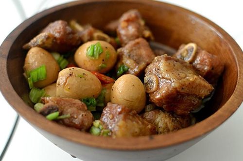 Mẹo làm sườn rim trứng cút ngon như nhà hàng