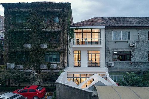 Nhà ống bừng sáng bất ngờ giữa phố cổ sau cải tạo
