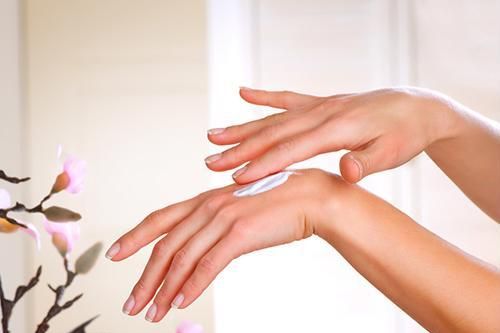 Cách dưỡng da tay mềm mịn, ngừa lão hóa hiệu quả