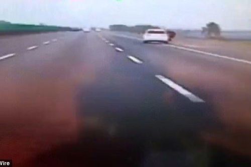 Cãi nhau với người yêu, cô gái nhảy khỏi ô tô đang phóng 100 km/h