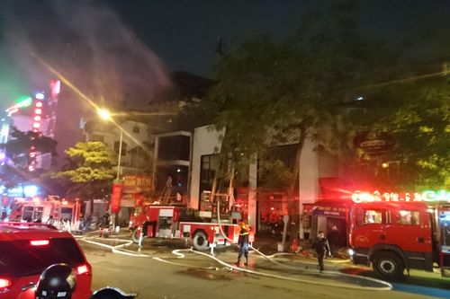 Cháy lớn thiêu rụi ngôi nhà 5 tầng ở Hà Nội