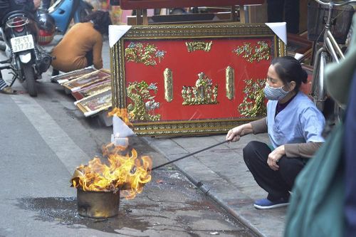 Phố cổ Hà Thành 'đỏ lửa' ngày tiễn ông Táo về trời