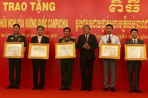 Trao tặng Huân chương Hữu nghị của Campuchia cho tập thể, cá nhân