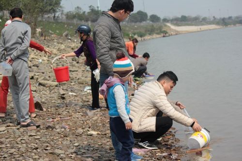 Dân bất lực nhìn 'phương tiện' của ông Táo bị bắt ngay trước mắt