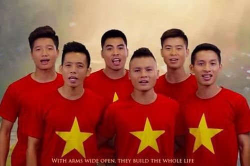 Tuyển thủ U23 Việt Nam giúp nữ công nhân bị nợ lương về quê đón Tết