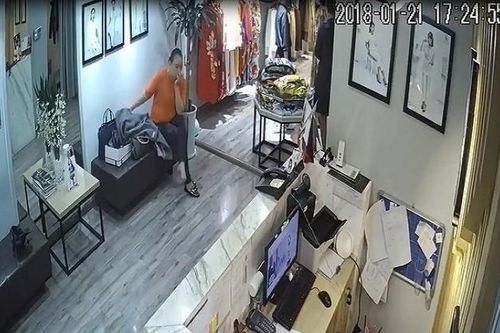 Clip: 2 phụ nữ dàn cảnh trộm ví tiền 40 triệu đồng tại shop thời trang