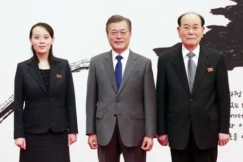 Hé lộ ẩn ý trên phông nền chụp ảnh của lãnh đạo Hàn Quốc – Triều Tiên