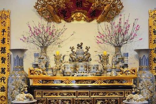 Mẹ dạy con bao sái ban thờ ngày Tết để đón tài lộc