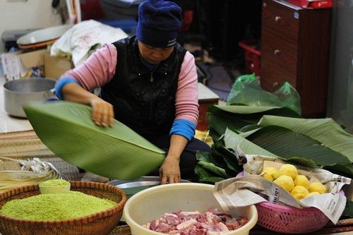 Dân chung cư Hà Nội tự gói, nấu bánh chưng xuyên đêm ăn Tết