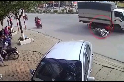 Clip người phụ nữ lấn làn, suýt chết dưới bánh xe tải ở Hà Nội