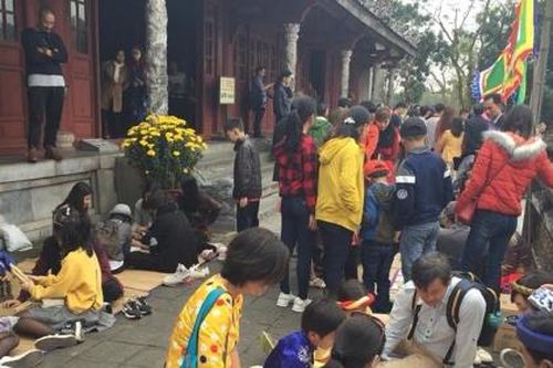 Nhiều trò chơi dân gian thu hút khách tham quan tại Đại nội Huế