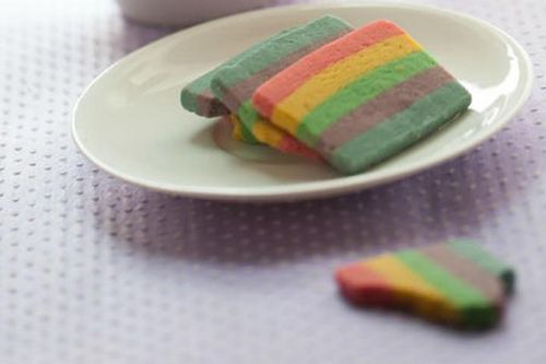 Mẹ trổ tài làm bánh 7 sắc cầu vồng khiến bé mê mẩn