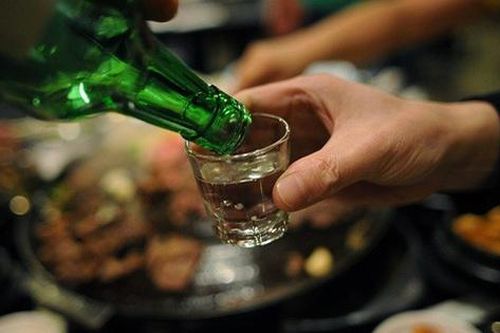Chồng đau đầu sau khi 'oanh tạc' rượu bia, chị em đừng dại cho chồng uống những món này